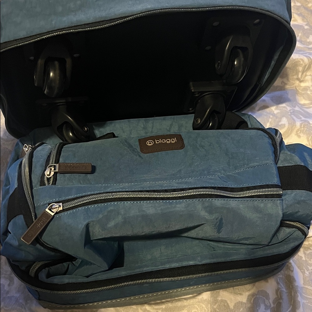Biaggi Blue Travel Bag NWOT - Picture 8 of 9